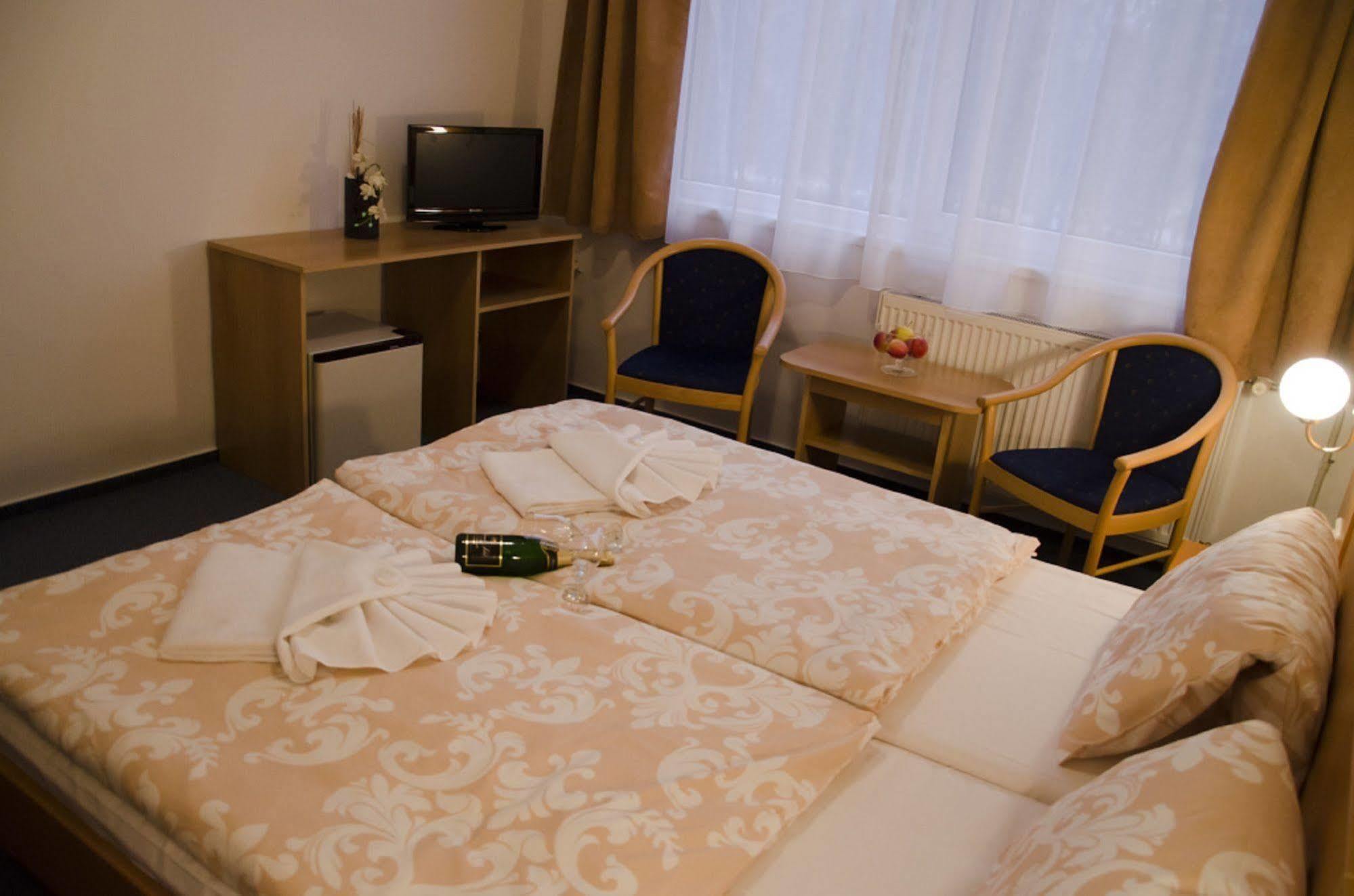 Hotel Zatisi Františkovy Lázně Buitenkant foto