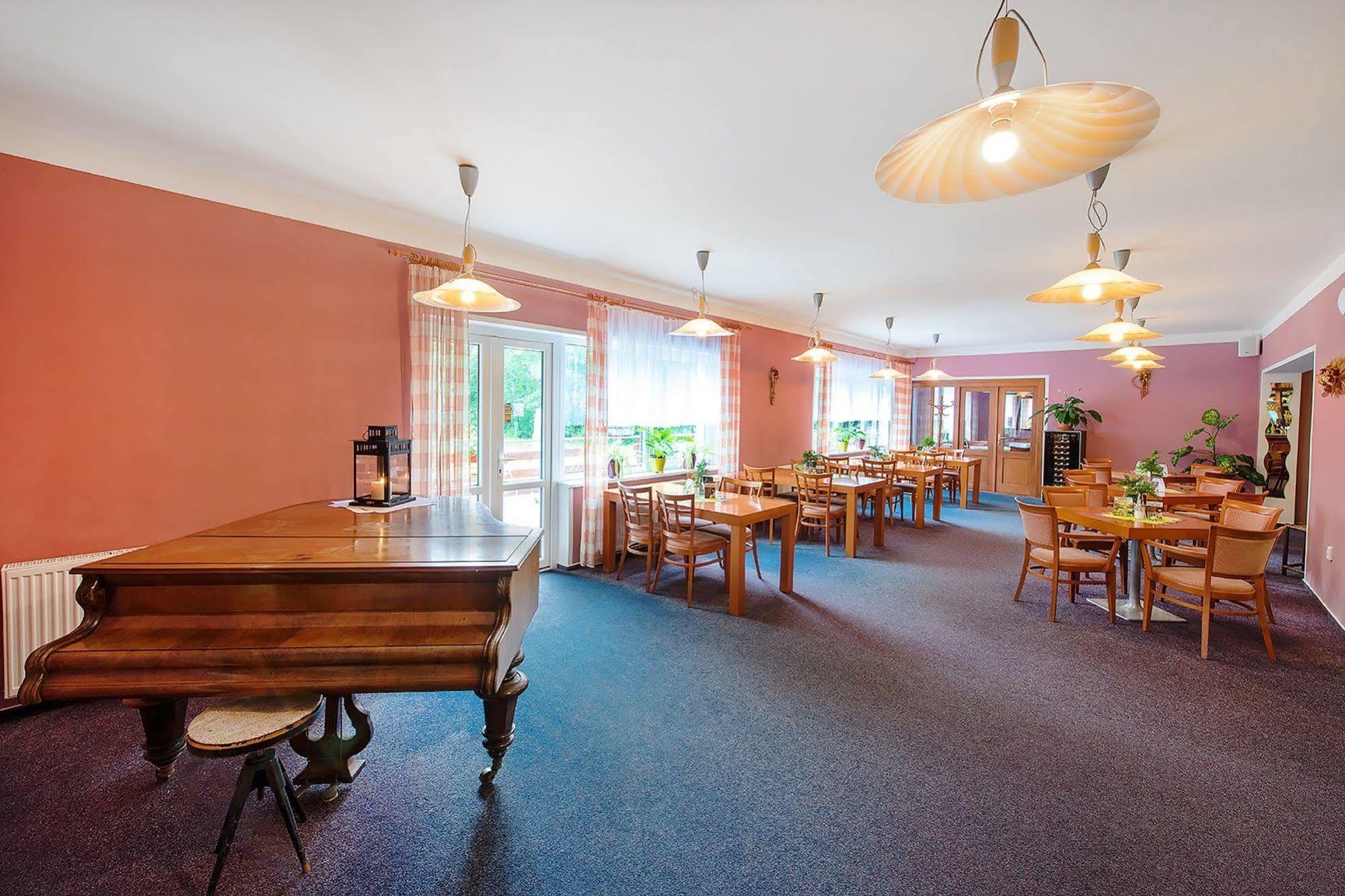 Hotel Zatisi Františkovy Lázně Buitenkant foto
